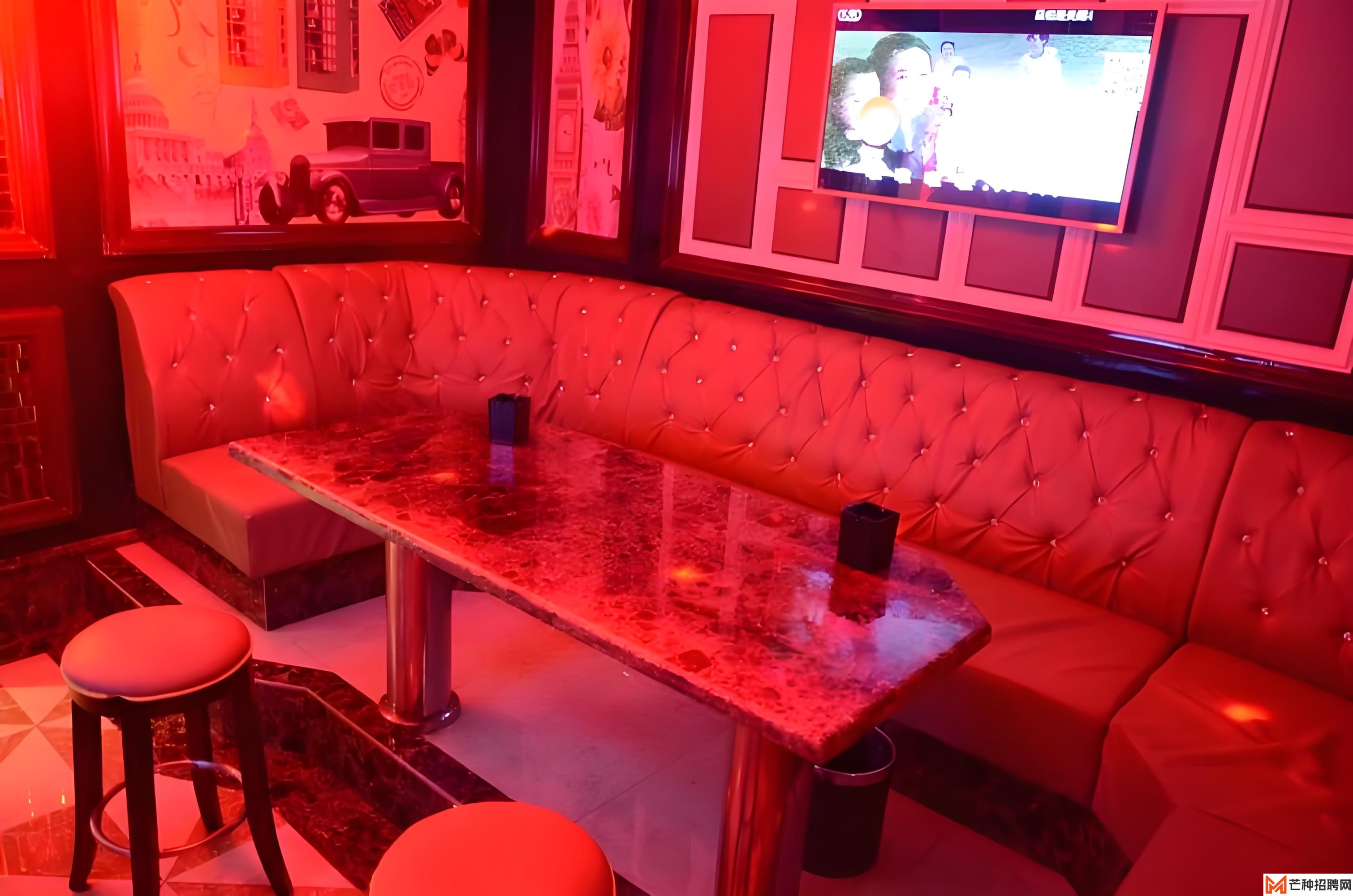 探索上海夜生活：一场灯光与消费的冒险