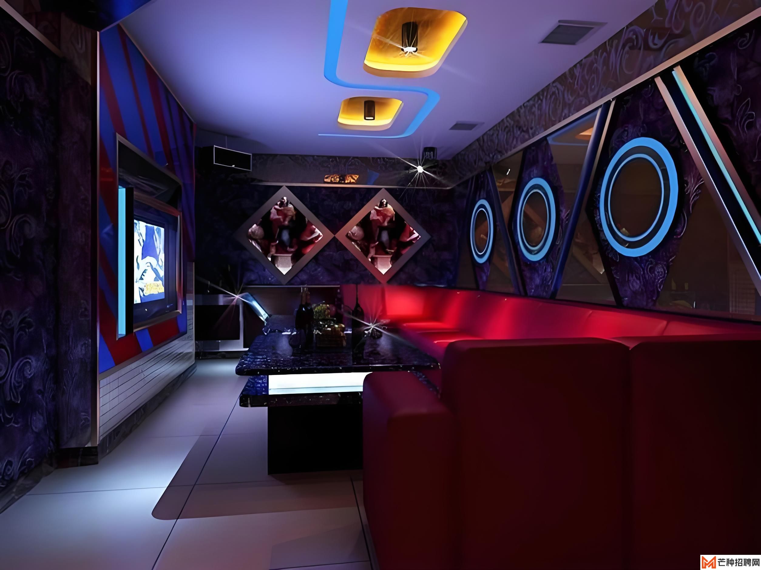 梦想成真：夜场全职女服务员的非凡之旅