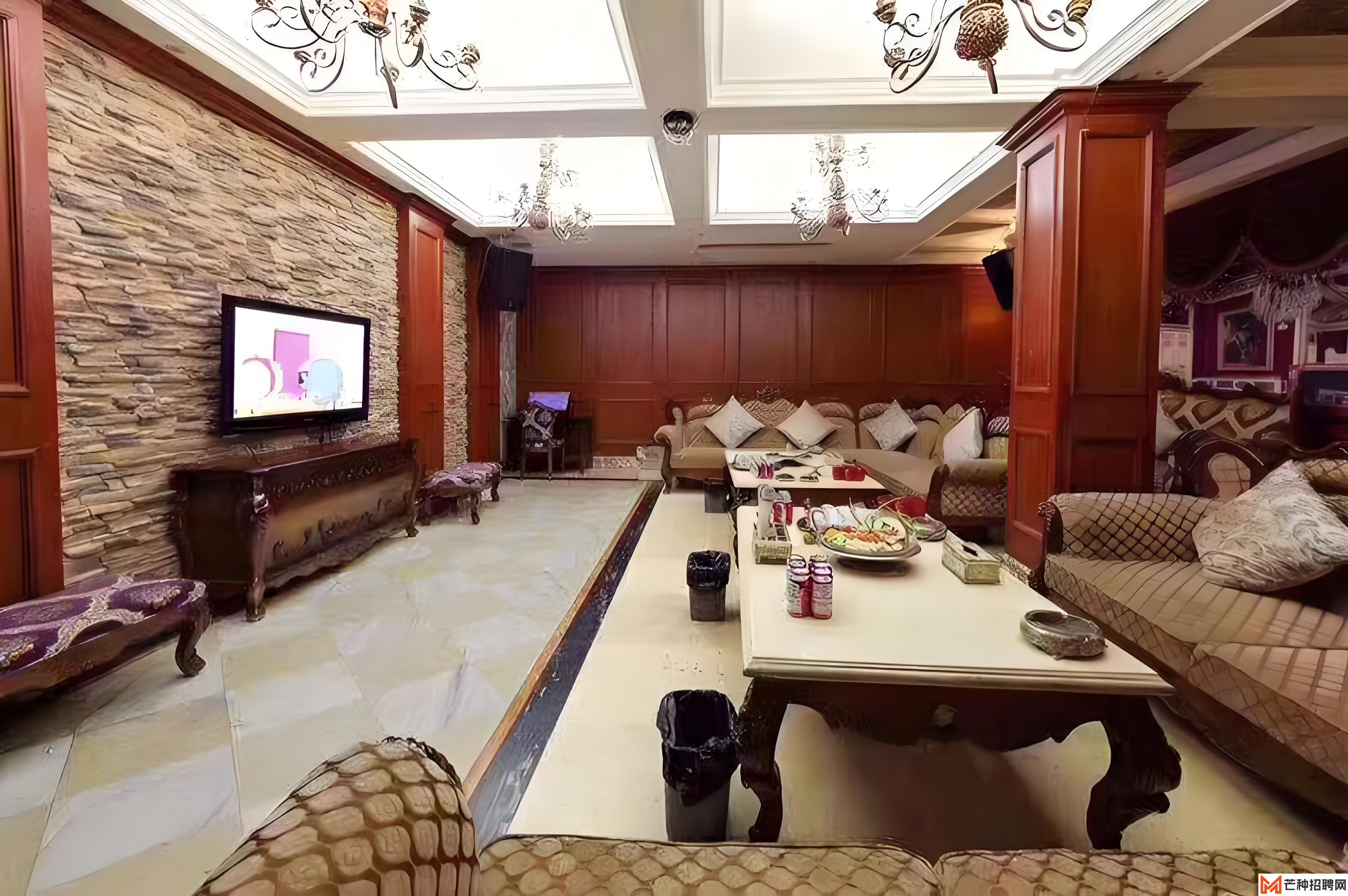 衡山路夜生活：音乐与酒香交织的年轻人乐园